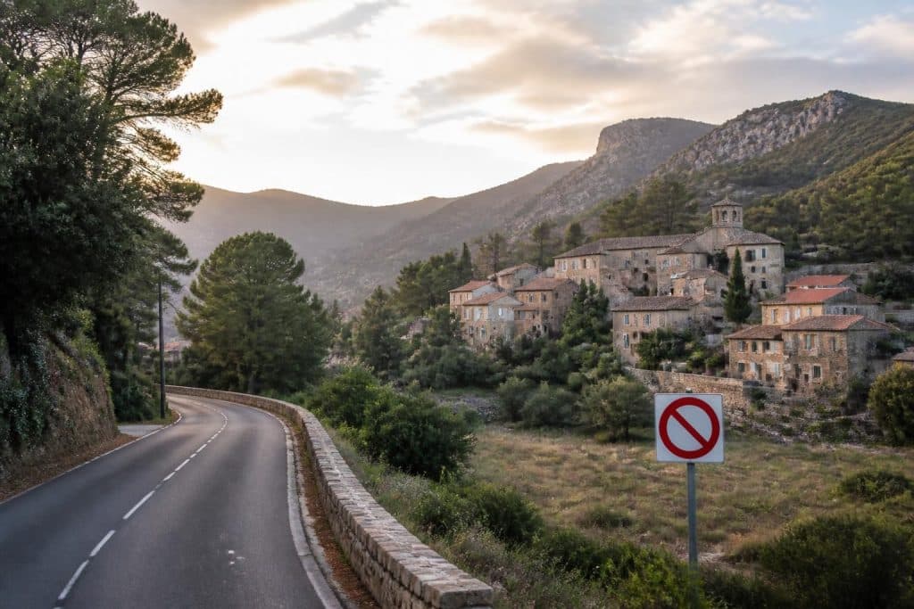 découvrez pourquoi lidl reste toujours absent en corse en 2026, les raisons économiques et logistiques derrière cette situation unique.